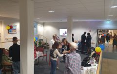 In unserem großen Wartebereich sind verschieden Stationen aufgebaut, an denen unsere Mitarbeiter die einzelnen Geräte und Bereiche anschaulich erklären